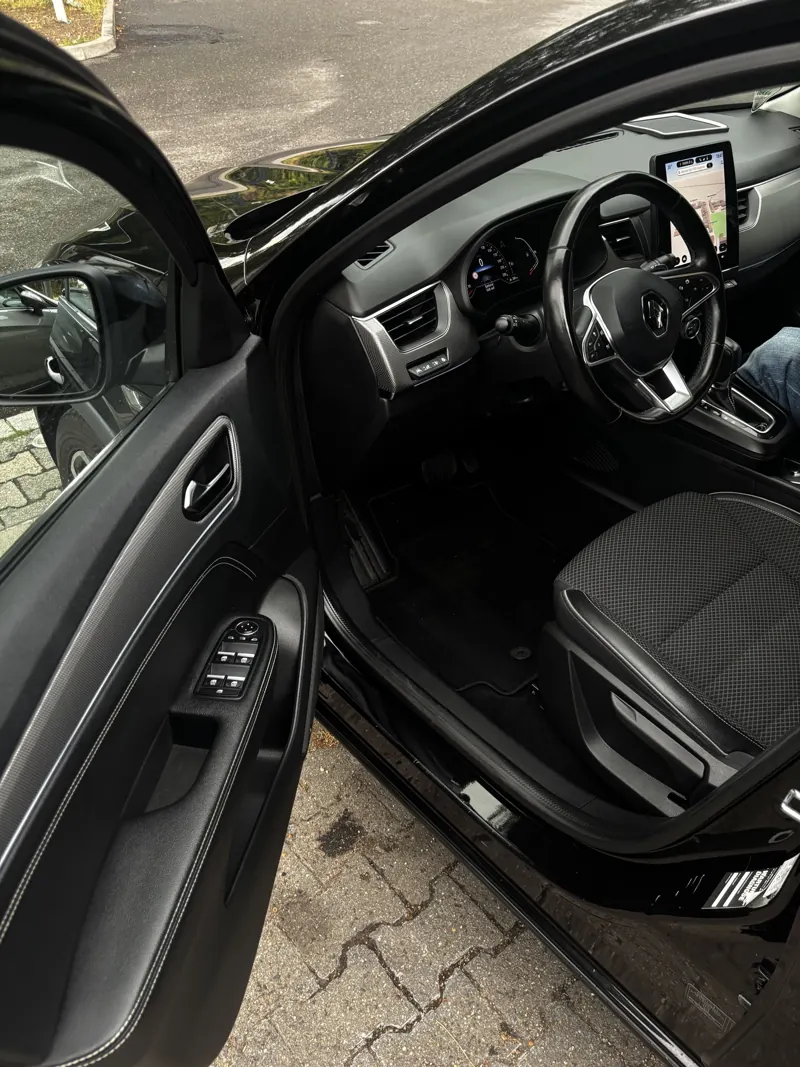 Aufbereitetes Cockpit eines Renault Arkana mit Lenkrad und Display