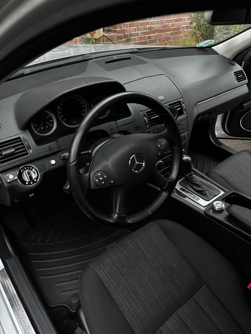 Frisch aufbereitetes Cockpit einer Mercedes C-Klasse: Lenkrad, Armaturen und Sitz in der Sonne