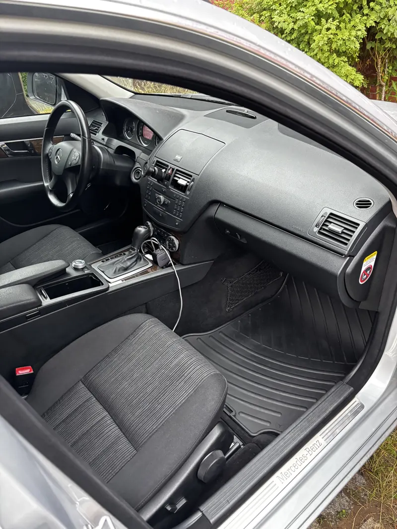 Gereinigte Mittelkonsole und Beifahrersitz einer Mercedes C-Klasse