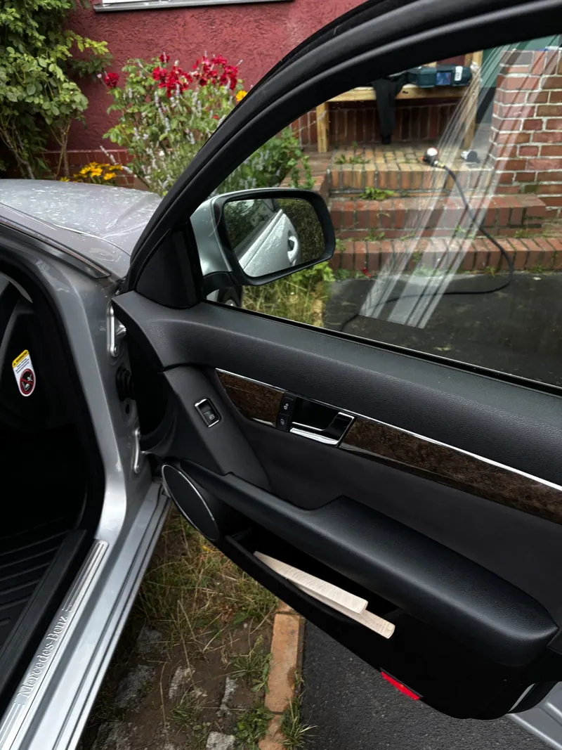 Gereinigte Türverkleidung mit Holzleiste einer Mercedes C-Klasse