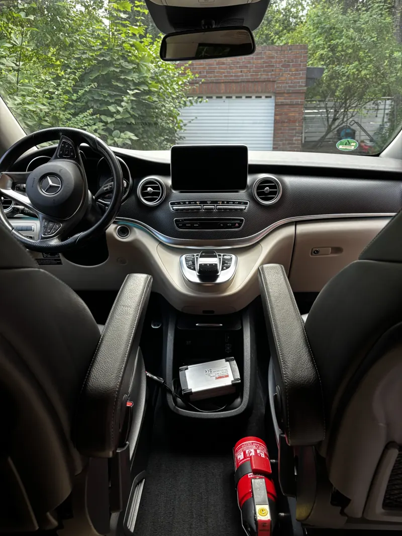 Beiges Cockpit einer Mercedes V-Klasse mit Lenkrad, Display und Mittelkonsole nach der Reinigung