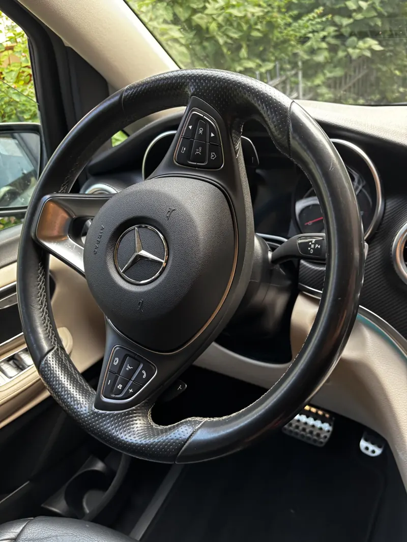 Gereinigtes Lederlenkrad einer Mercedes V-Klasse